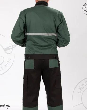 მწვანე სამუშაო კოსტიუმი ამრეკლავი ზოლით უკანა ხედი